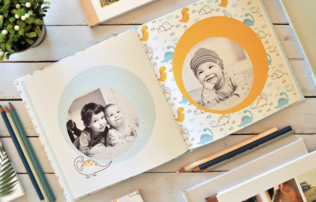 Dinodos. Diseño de fotolibro para bebés para descargar gratis y completar con tus fotos en el soft de computadora.