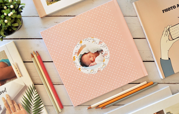 Dinodos. Diseño de fotolibro para bebés para descargar gratis y completar con tus fotos en el soft de computadora.