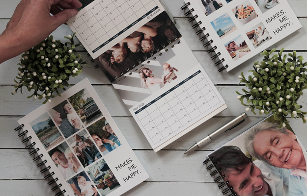 Makes Me Happy. Diseño de calendario personalizado de escritorio para descargar gratis y completar con tus fotos en el soft de compu!